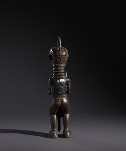 Lulua - Repubblica Democratica del Congo : Nello stile di Scultura antropomorfa di dignitario in legno a patina scura  - Asta Asta 444 | AFRICA, OCEANIA E AMERICHE - ARTIGIANATO AFRICANO: VARI COMMITTENTI E SELEZIONE DALLA COLLEZIONE BARTOLOMUCCI Online - Associazione Nazionale - Case d'Asta italiane