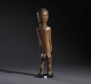 Lobi - Burkina Faso/Costa d'Avorio : Nello stile di Scultura antropomorfa in legno duro a patina marrone chiaro  - Asta Asta 444 | AFRICA, OCEANIA E AMERICHE - ARTIGIANATO AFRICANO: VARI COMMITTENTI E SELEZIONE DALLA COLLEZIONE BARTOLOMUCCI Online - Associazione Nazionale - Case d'Asta italiane