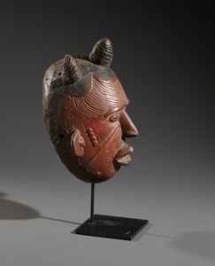 Idoma - Nigeria : Nello stile di Maschera antropomorfa in legno e pigmenti  - Asta Asta 444 | AFRICA, OCEANIA E AMERICHE - ARTIGIANATO AFRICANO: VARI COMMITTENTI E SELEZIONE DALLA COLLEZIONE BARTOLOMUCCI Online - Associazione Nazionale - Case d'Asta italiane