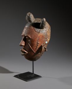 Idoma - Nigeria : Nello stile di Maschera antropomorfa in legno e pigmenti  - Asta Asta 444 | AFRICA, OCEANIA E AMERICHE - ARTIGIANATO AFRICANO: VARI COMMITTENTI E SELEZIONE DALLA COLLEZIONE BARTOLOMUCCI Online - Associazione Nazionale - Case d'Asta italiane