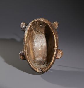 Idoma - Nigeria : Nello stile di Maschera antropomorfa in legno e pigmenti  - Asta Asta 444 | AFRICA, OCEANIA E AMERICHE - ARTIGIANATO AFRICANO: VARI COMMITTENTI E SELEZIONE DALLA COLLEZIONE BARTOLOMUCCI Online - Associazione Nazionale - Case d'Asta italiane