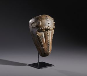 Baule - Costa d'Avorio : Nello stile di Maschera zoomorfa  in legno duro a patina marrone, caolino e metallo  - Asta Asta 444 | AFRICA, OCEANIA E AMERICHE - ARTIGIANATO AFRICANO: VARI COMMITTENTI E SELEZIONE DALLA COLLEZIONE BARTOLOMUCCI Online - Associazione Nazionale - Case d'Asta italiane