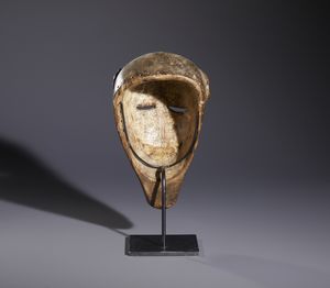 Baule - Costa d'Avorio : Nello stile di Maschera zoomorfa  in legno duro a patina marrone, caolino e metallo  - Asta Asta 444 | AFRICA, OCEANIA E AMERICHE - ARTIGIANATO AFRICANO: VARI COMMITTENTI E SELEZIONE DALLA COLLEZIONE BARTOLOMUCCI Online - Associazione Nazionale - Case d'Asta italiane
