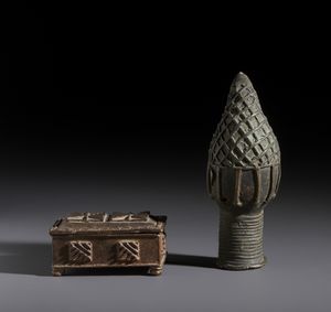 AUTORI VARI : Lotto composto da testina in stile Benin e una  scatola per la custodia della polvere d'oro Ashanti in bronzo  - Asta Asta 444 | AFRICA, OCEANIA E AMERICHE - ARTIGIANATO AFRICANO: VARI COMMITTENTI E SELEZIONE DALLA COLLEZIONE BARTOLOMUCCI Online - Associazione Nazionale - Case d'Asta italiane