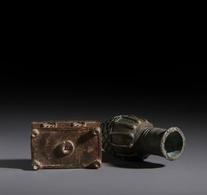 AUTORI VARI : Lotto composto da testina in stile Benin e una  scatola per la custodia della polvere d'oro Ashanti in bronzo  - Asta Asta 444 | AFRICA, OCEANIA E AMERICHE - ARTIGIANATO AFRICANO: VARI COMMITTENTI E SELEZIONE DALLA COLLEZIONE BARTOLOMUCCI Online - Associazione Nazionale - Case d'Asta italiane