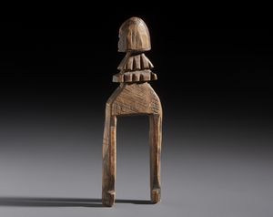 Dogon - Mali - Nello stile di Fionda in legno duro a patina naturale con piccola testa antropomorfa e decorazioni geometriche incise