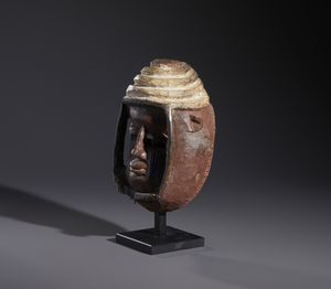 Yoruba -Nigeria : Nello stile di Maschera antropomorfa  in legno, caolino e  pigmenti  - Asta Asta 444 | AFRICA, OCEANIA E AMERICHE - ARTIGIANATO AFRICANO: VARI COMMITTENTI E SELEZIONE DALLA COLLEZIONE BARTOLOMUCCI Online - Associazione Nazionale - Case d'Asta italiane