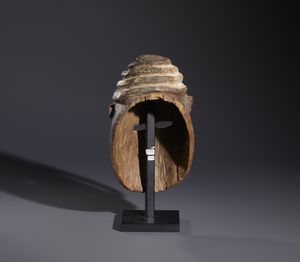 Yoruba -Nigeria : Nello stile di Maschera antropomorfa  in legno, caolino e  pigmenti  - Asta Asta 444 | AFRICA, OCEANIA E AMERICHE - ARTIGIANATO AFRICANO: VARI COMMITTENTI E SELEZIONE DALLA COLLEZIONE BARTOLOMUCCI Online - Associazione Nazionale - Case d'Asta italiane