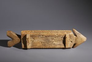 Mossi - Burkina Faso : Nello stile di Gioco con 12 buche in forma di freccia in  legno duro a patina naturale  - Asta Asta 444 | AFRICA, OCEANIA E AMERICHE - ARTIGIANATO AFRICANO: VARI COMMITTENTI E SELEZIONE DALLA COLLEZIONE BARTOLOMUCCI Online - Associazione Nazionale - Case d'Asta italiane