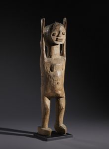 Lobi - Burkina Faso/Costa d'Avorio : Nello stile di Scultura/feticcio in forma antropomorfa con braccia alzateLegno duro a patina naturale con tracce di sostanze magiche sacrificali  - Asta Asta 444 | AFRICA, OCEANIA E AMERICHE - ARTIGIANATO AFRICANO: VARI COMMITTENTI E SELEZIONE DALLA COLLEZIONE BARTOLOMUCCI Online - Associazione Nazionale - Case d'Asta italiane