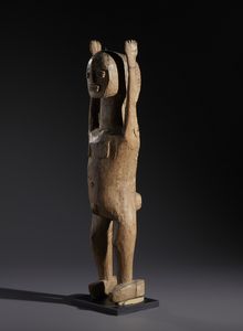 Lobi - Burkina Faso/Costa d'Avorio : Nello stile di Scultura/feticcio in forma antropomorfa con braccia alzateLegno duro a patina naturale con tracce di sostanze magiche sacrificali  - Asta Asta 444 | AFRICA, OCEANIA E AMERICHE - ARTIGIANATO AFRICANO: VARI COMMITTENTI E SELEZIONE DALLA COLLEZIONE BARTOLOMUCCI Online - Associazione Nazionale - Case d'Asta italiane