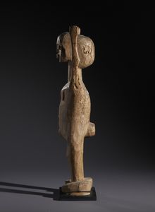 Lobi - Burkina Faso/Costa d'Avorio : Nello stile di Scultura/feticcio in forma antropomorfa con braccia alzateLegno duro a patina naturale con tracce di sostanze magiche sacrificali  - Asta Asta 444 | AFRICA, OCEANIA E AMERICHE - ARTIGIANATO AFRICANO: VARI COMMITTENTI E SELEZIONE DALLA COLLEZIONE BARTOLOMUCCI Online - Associazione Nazionale - Case d'Asta italiane