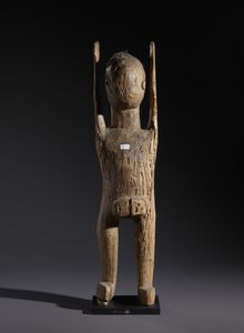 Lobi - Burkina Faso/Costa d'Avorio : Nello stile di Scultura/feticcio in forma antropomorfa con braccia alzateLegno duro a patina naturale con tracce di sostanze magiche sacrificali  - Asta Asta 444 | AFRICA, OCEANIA E AMERICHE - ARTIGIANATO AFRICANO: VARI COMMITTENTI E SELEZIONE DALLA COLLEZIONE BARTOLOMUCCI Online - Associazione Nazionale - Case d'Asta italiane