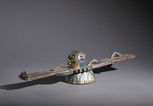 Ijio - Nigeria : Nello stile di Maschera-copricapo ''Spirito delle Acque'' in legno, metallo, fibre e pigmenti  - Asta Asta 444 | AFRICA, OCEANIA E AMERICHE - ARTIGIANATO AFRICANO: VARI COMMITTENTI E SELEZIONE DALLA COLLEZIONE BARTOLOMUCCI Online - Associazione Nazionale - Case d'Asta italiane