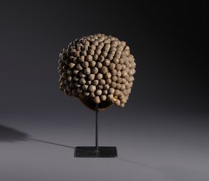 Chokwe - Repubblica Democratica del Congo : Nello stile di Maschera antropomorfa  in legno a patina chiara con struttura copricapo in legno, fibre e semi  - Asta Asta 444 | AFRICA, OCEANIA E AMERICHE - ARTIGIANATO AFRICANO: VARI COMMITTENTI E SELEZIONE DALLA COLLEZIONE BARTOLOMUCCI Online - Associazione Nazionale - Case d'Asta italiane