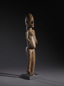 Lobi - Burkina Faso/Costa d'Avorio : Nello stile di Grande scultura antropomorfa in legno duro a patina naturale  - Asta Asta 444 | AFRICA, OCEANIA E AMERICHE - ARTIGIANATO AFRICANO: VARI COMMITTENTI E SELEZIONE DALLA COLLEZIONE BARTOLOMUCCI Online - Associazione Nazionale - Case d'Asta italiane