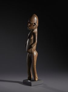 Lobi - Burkina Faso/Costa d'Avorio : Nello stile di Grande scultura antropomorfa in legno duro a patina naturale  - Asta Asta 444 | AFRICA, OCEANIA E AMERICHE - ARTIGIANATO AFRICANO: VARI COMMITTENTI E SELEZIONE DALLA COLLEZIONE BARTOLOMUCCI Online - Associazione Nazionale - Case d'Asta italiane