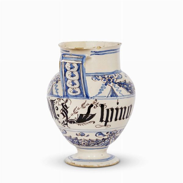 VERSATOIO, BASSANO, MANIFATTURA MANARDI, FINE SECOLO XVII &ndash; INIZI XVIII  - Asta UNA COLLEZIONE DI VASI DA FARMACIA IN MAIOLICA - Associazione Nazionale - Case d'Asta italiane