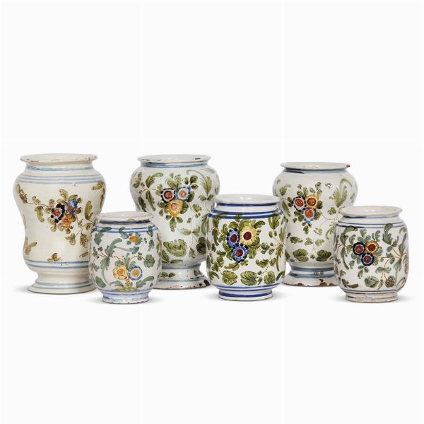 ASSORTIMENTO DI VASI DA FARMACIA, PESARO, ULTIMO QUARTO SECOLO XVIII  - Asta UNA COLLEZIONE DI VASI DA FARMACIA IN MAIOLICA - Associazione Nazionale - Case d'Asta italiane