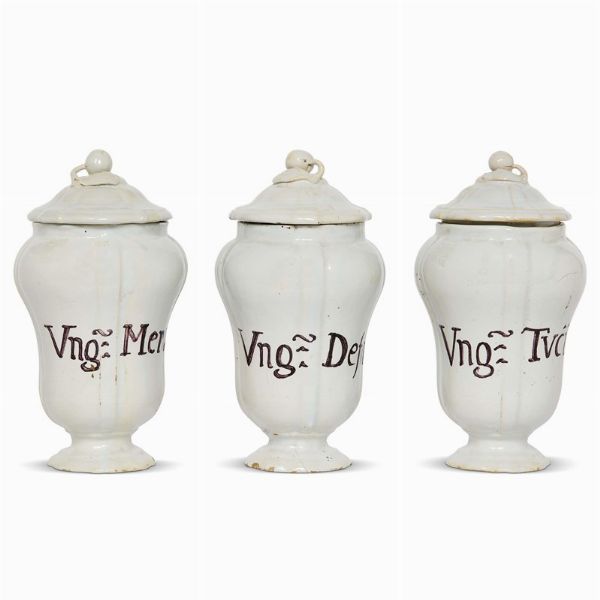 TRE ALBARELLI CON COPERCHIO, MANIFATTURA VENETA, FINE SECOLO XVIII  - Asta UNA COLLEZIONE DI VASI DA FARMACIA IN MAIOLICA - Associazione Nazionale - Case d'Asta italiane