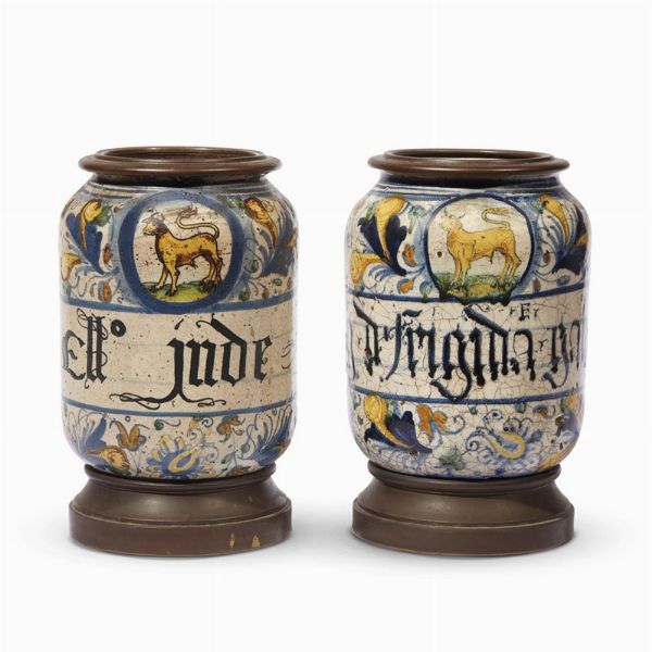 COPPIA DI ALBARELLI, PESARO, BOTTEGA DI ROCCO BENTIVOGLIO RONDININI, 1550-1565  - Asta UNA COLLEZIONE DI VASI DA FARMACIA IN MAIOLICA - Associazione Nazionale - Case d'Asta italiane