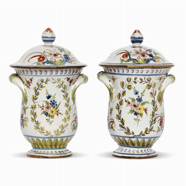 COPPIA DI VASI CON COPERCHIO, FAENZA, MANIFATTURA FERNIANI, SECONDA MET&Agrave; SECOLO XVIII  - Asta UNA COLLEZIONE DI VASI DA FARMACIA IN MAIOLICA - Associazione Nazionale - Case d'Asta italiane