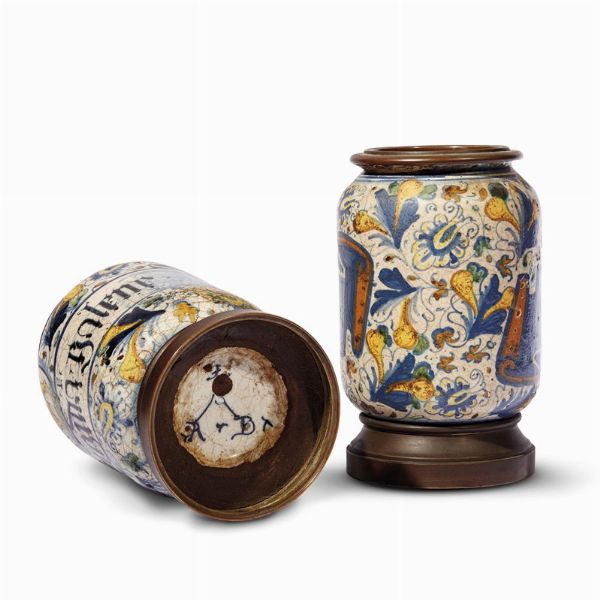 COPPIA DI ALBARELLI, PESARO, BOTTEGA DI ROCCO BENTIVOGLIO RONDININI, 1550-1565  - Asta UNA COLLEZIONE DI VASI DA FARMACIA IN MAIOLICA - Associazione Nazionale - Case d'Asta italiane