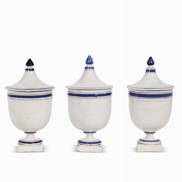 TRE VASI CON COPERCHIO, DOCCIA, MANIFATTURA GINORI, PRIMA MET&Agrave; SECOLO XIX  - Asta UNA COLLEZIONE DI VASI DA FARMACIA IN MAIOLICA - Associazione Nazionale - Case d'Asta italiane