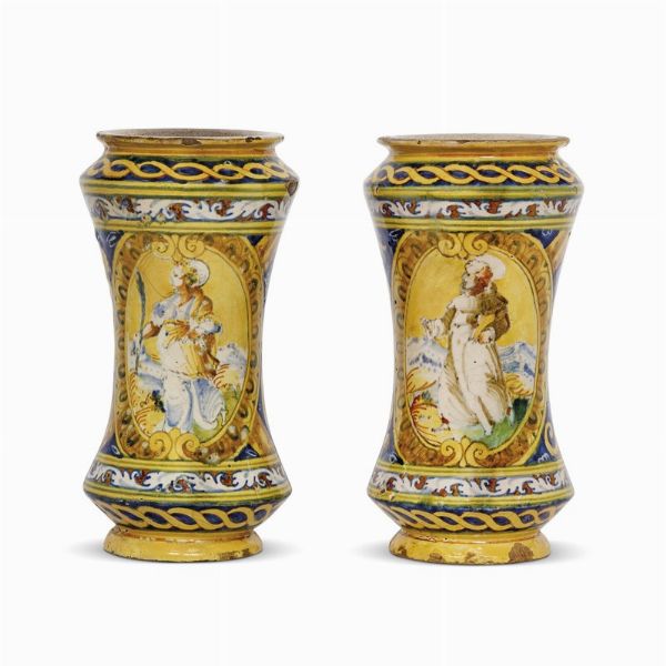 COPPIA DI ALBARELLI, SICILIA O FAENZA, FINE SECOLO XVI  - Asta UNA COLLEZIONE DI VASI DA FARMACIA IN MAIOLICA - Associazione Nazionale - Case d'Asta italiane