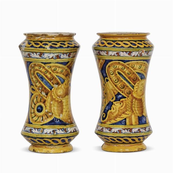 COPPIA DI ALBARELLI, SICILIA O FAENZA, FINE SECOLO XVI  - Asta UNA COLLEZIONE DI VASI DA FARMACIA IN MAIOLICA - Associazione Nazionale - Case d'Asta italiane