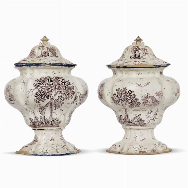 COPPIA DI VASI CON COPERCHIO, LIGURIA, PROBABILMENTE SAVONA, SECONDA MET� SECOLO XVIII  - Asta UNA COLLEZIONE DI VASI DA FARMACIA IN MAIOLICA - Associazione Nazionale - Case d'Asta italiane