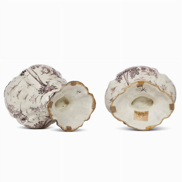 COPPIA DI VASI CON COPERCHIO, LIGURIA, PROBABILMENTE SAVONA, SECONDA MET� SECOLO XVIII  - Asta UNA COLLEZIONE DI VASI DA FARMACIA IN MAIOLICA - Associazione Nazionale - Case d'Asta italiane