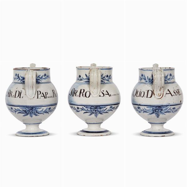 TRE ORCIOLI, ITALIA CENTRALE, SECOLO XVIII  - Asta UNA COLLEZIONE DI VASI DA FARMACIA IN MAIOLICA - Associazione Nazionale - Case d'Asta italiane