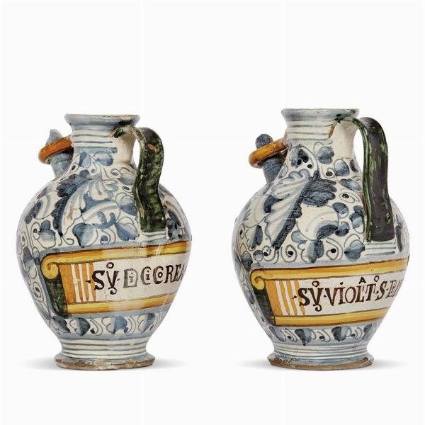 COPPIA DI VERSATOI, MONTELUPO, PRIMA MET� SECOLO XVII  - Asta UNA COLLEZIONE DI VASI DA FARMACIA IN MAIOLICA - Associazione Nazionale - Case d'Asta italiane