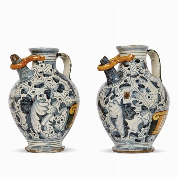 COPPIA DI VERSATOI, MONTELUPO, PRIMA MET� SECOLO XVII  - Asta UNA COLLEZIONE DI VASI DA FARMACIA IN MAIOLICA - Associazione Nazionale - Case d'Asta italiane