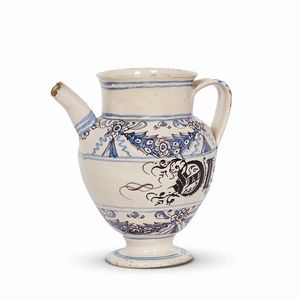 VERSATOIO, BASSANO, MANIFATTURA MANARDI, FINE SECOLO XVII &ndash; INIZI XVIII  - Asta UNA COLLEZIONE DI VASI DA FARMACIA IN MAIOLICA - Associazione Nazionale - Case d'Asta italiane