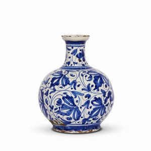 BOTTIGLIA, VENEZIA, PRIMA METÀ SECOLO XVII  - Asta UNA COLLEZIONE DI VASI DA FARMACIA IN MAIOLICA - Associazione Nazionale - Case d'Asta italiane