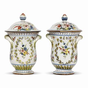 COPPIA DI VASI CON COPERCHIO, FAENZA, MANIFATTURA FERNIANI, SECONDA MET&Agrave; SECOLO XVIII  - Asta UNA COLLEZIONE DI VASI DA FARMACIA IN MAIOLICA - Associazione Nazionale - Case d'Asta italiane