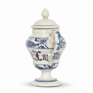 VERSATOIO CON COPERCHIO, NOVE DI BASSANO, MANIFATTURA ANTONIBON, SECONDA MET&Agrave; SECOLO XVIII  - Asta UNA COLLEZIONE DI VASI DA FARMACIA IN MAIOLICA - Associazione Nazionale - Case d'Asta italiane