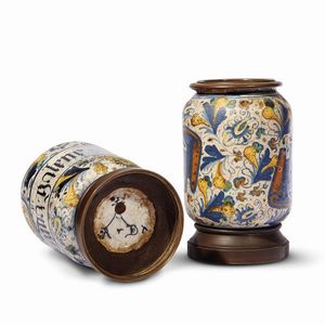 COPPIA DI ALBARELLI, PESARO, BOTTEGA DI ROCCO BENTIVOGLIO RONDININI, 1550-1565  - Asta UNA COLLEZIONE DI VASI DA FARMACIA IN MAIOLICA - Associazione Nazionale - Case d'Asta italiane