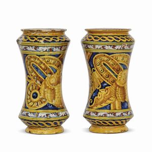 COPPIA DI ALBARELLI, SICILIA O FAENZA, FINE SECOLO XVI  - Asta UNA COLLEZIONE DI VASI DA FARMACIA IN MAIOLICA - Associazione Nazionale - Case d'Asta italiane