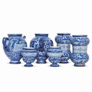 SEI VASI, ROMA, SECONDA MET&Agrave; SECOLO XVII  - Asta UNA COLLEZIONE DI VASI DA FARMACIA IN MAIOLICA - Associazione Nazionale - Case d'Asta italiane