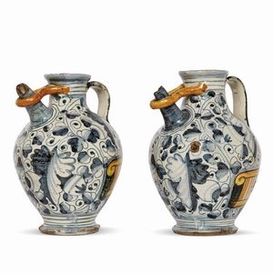 COPPIA DI VERSATOI, MONTELUPO, PRIMA MET� SECOLO XVII  - Asta UNA COLLEZIONE DI VASI DA FARMACIA IN MAIOLICA - Associazione Nazionale - Case d'Asta italiane