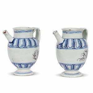 COPPIA DI VERSATOI, NOVE DI BASSANO, MANIFATTURA MANARDI, FINE SECOLO XVII &ndash; INIZIO XVIII  - Asta UNA COLLEZIONE DI VASI DA FARMACIA IN MAIOLICA - Associazione Nazionale - Case d'Asta italiane