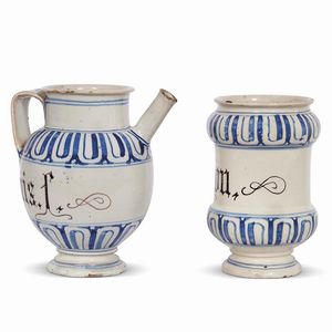 VERSATOIO E ALBARELLO, BASSANO, SECONDA FINE SECOLO XVII- INIZIO XVIII  - Asta UNA COLLEZIONE DI VASI DA FARMACIA IN MAIOLICA - Associazione Nazionale - Case d'Asta italiane