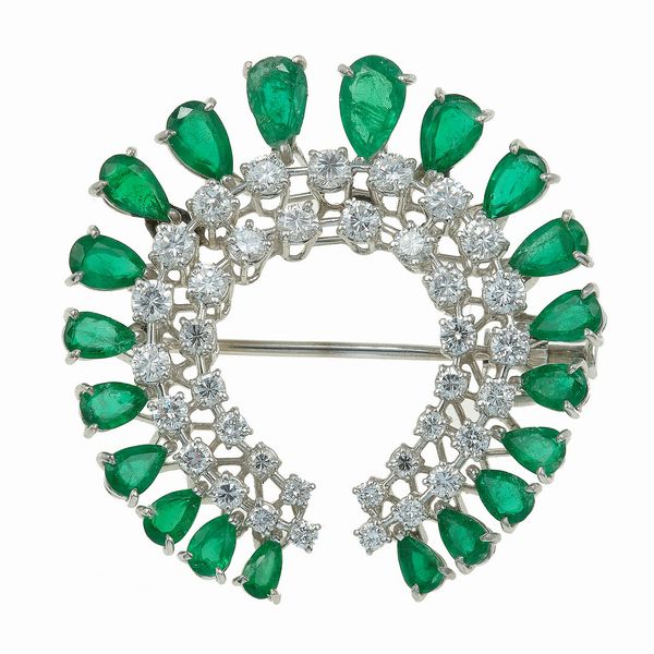Spilla con smeraldi taglio goccia e diamanti  - Asta Vintage Jewellery - Associazione Nazionale - Case d'Asta italiane
