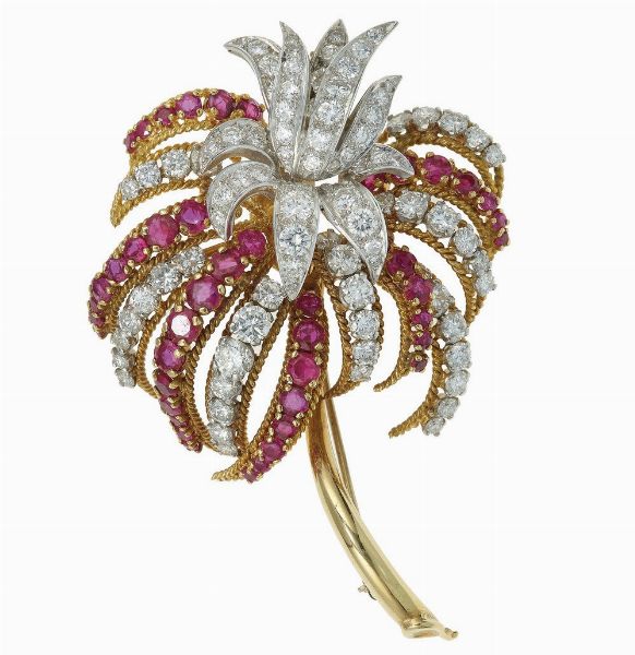 Tiffany & Co. Spilla palmetta con diamanti e rubini  - Asta Vintage Jewellery - Associazione Nazionale - Case d'Asta italiane