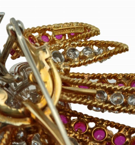 Tiffany & Co. Spilla palmetta con diamanti e rubini  - Asta Vintage Jewellery - Associazione Nazionale - Case d'Asta italiane