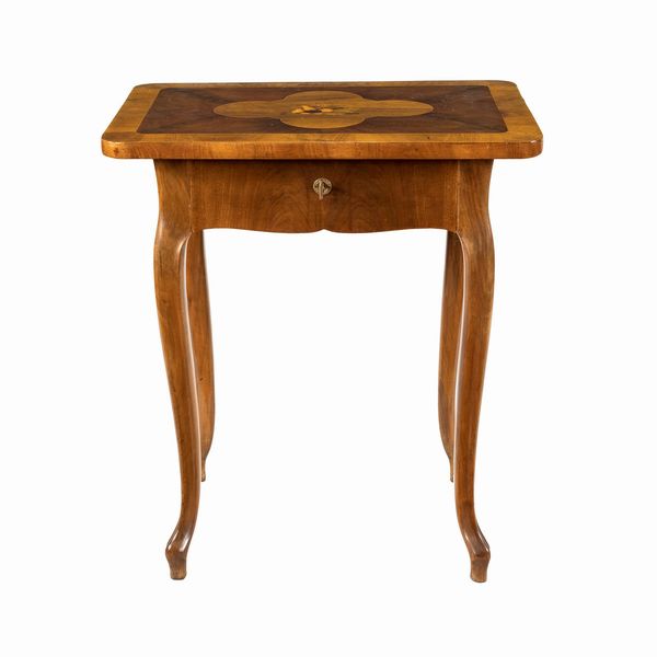 Tavolino da lavoro in noce e legni di frutto  - Asta Arredi, Sculture, Dipinti Antichi e del XIX Secolo - Associazione Nazionale - Case d'Asta italiane