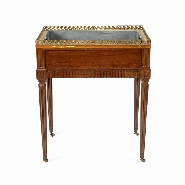 Tavolino fioriera in mogano  - Asta Arredi, Sculture, Dipinti Antichi e del XIX Secolo - Associazione Nazionale - Case d'Asta italiane